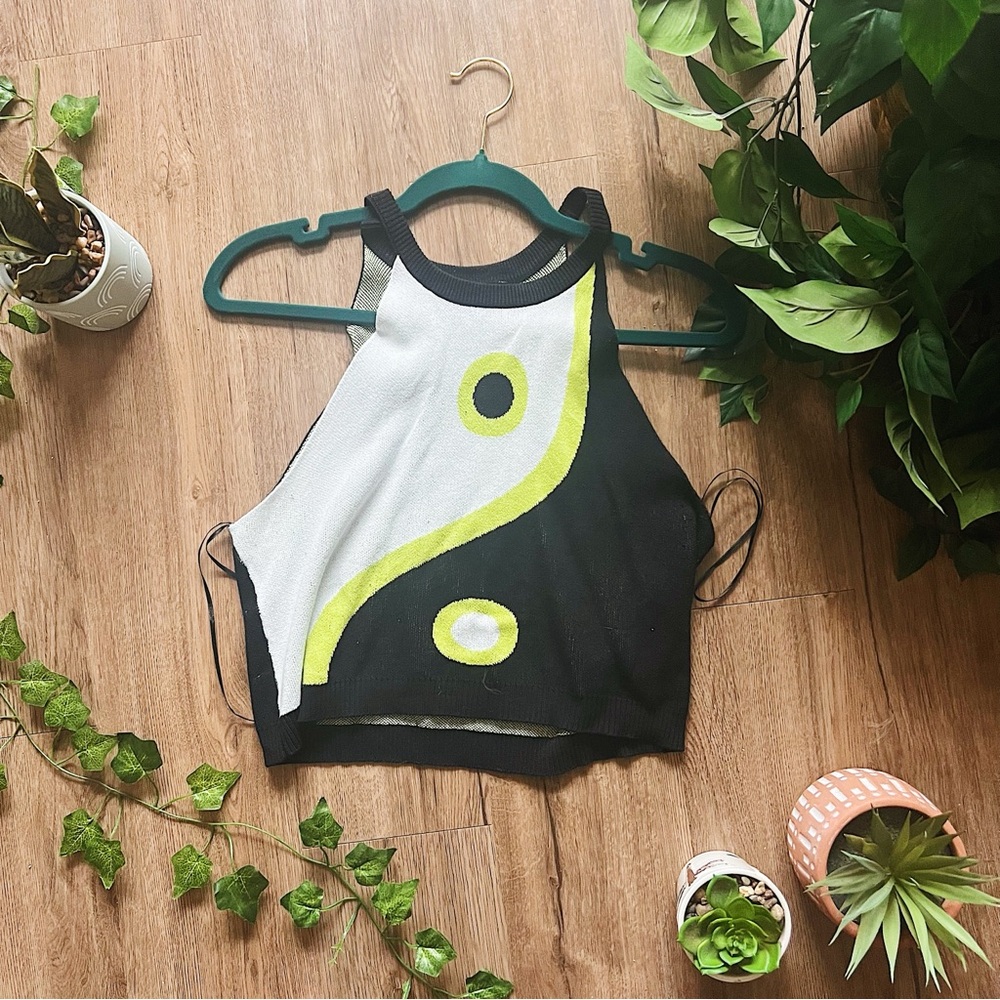 🪴 Contemporary Unique Yin Yang Halter Crop Top 🪴